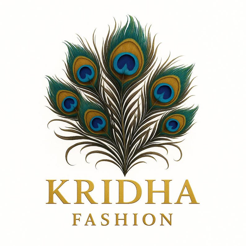 K&ouml;nnte beinhalten: Ein Logo mit einem stilisierten Pfauenfedermotiv in T&uuml;rkis, Gold und Blau. Der Text "KRIDHA FASHION" ist in goldfarbenen Buchstaben darunter auf einem wei&szlig;en Hintergrund dargestellt. F&uuml;r eine Modemarke.