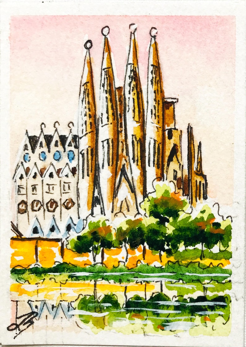 Puede incluir: Pintura a la acuarela de la Sagrada Familia en Barcelona, Espa&ntilde;a. La obra representa las agujas y la fachada de la catedral en tonos marrones, blancos y dorados, con un primer plano verde y amarillo. El cielo es rosa p&aacute;lido.