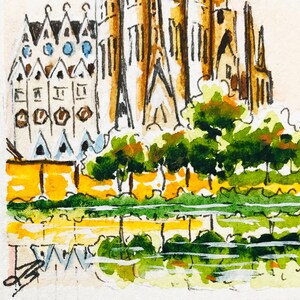 Puede incluir: Pintura a la acuarela de una catedral con intrincados detalles arquitect&oacute;nicos. La obra presenta una mezcla de tonos marrones, blancos y azules, con &aacute;rboles verdes y un primer plano amarillo. El reflejo de la catedral es visible en el agua de abajo.