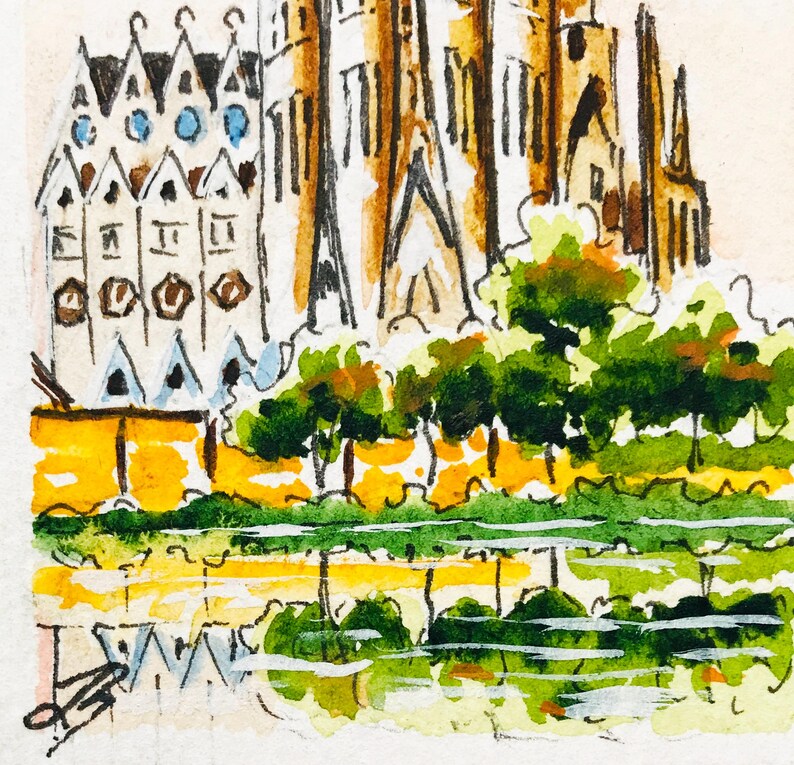 Puede incluir: Pintura a la acuarela de una catedral con intrincados detalles arquitect&oacute;nicos. La obra presenta una mezcla de tonos marrones, blancos y azules, con &aacute;rboles verdes y un primer plano amarillo. El reflejo de la catedral es visible en el agua de abajo.