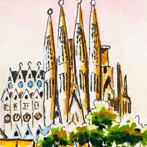 Puede incluir: Pintura a la acuarela de la Sagrada Familia en Barcelona, Espa&ntilde;a. La obra representa la ic&oacute;nica bas&iacute;lica con sus altas y ornamentadas agujas en tonos marrones y dorados sobre un cielo rosado. Hay &aacute;rboles verdes y detalles amarillos en primer plano.