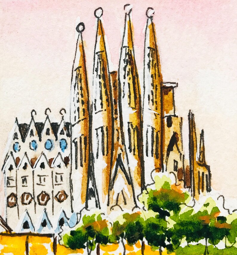 Puede incluir: Pintura a la acuarela de la Sagrada Familia en Barcelona, Espa&ntilde;a. La obra representa la ic&oacute;nica bas&iacute;lica con sus altas y ornamentadas agujas en tonos marrones y dorados sobre un cielo rosado. Hay &aacute;rboles verdes y detalles amarillos en primer plano.