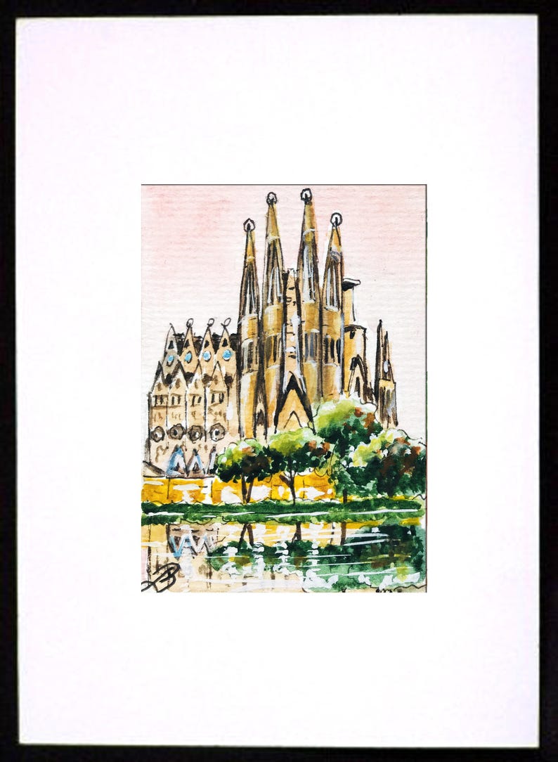 Puede incluir: Pintura a la acuarela de la Sagrada Fam&iacute;lia en Barcelona, Espa&ntilde;a. La obra representa la bas&iacute;lica con sus intrincadas agujas, &aacute;rboles y un reflejo en el agua. La pintura est&aacute; enmarcada en un passe-partout blanco y un marco negro.