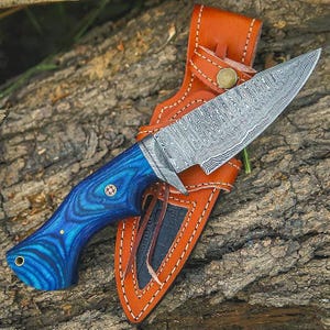 Handgesmeed damast jachtmes | Bushcraft-survivalmes met volledige tang en leren schede | Outdoor-kampeergereedschap, cadeau voor hem of vader