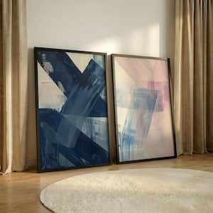 Abstrakt väggkonst i indigoblå och dammig ros, set med 2 geometriska penseldragstryck, modern minimalistisk väggdekor, elegant estetik