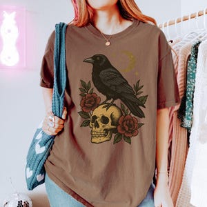 Halloween Crow Skull Shirt – Spooky Raven Rose Tee – Vintage Gothic Skull Comfort Colors T-Shirt – Witchy Moon Graphic Top