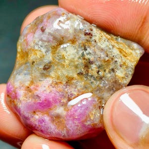 AAA++ Natural Ruby Rough Gemstone Sticks, 141.05 Ct  Earthmined Rich Color Crystal ( 31X29X14 MM )
