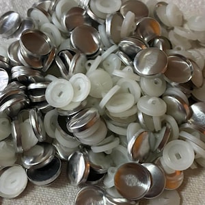 Botones de cubierta lisos con vástago trasero de plástico - Carcasas planas con reverso de alambre para costura y tapicería - Tamaños 15,7 mm 17,9 mm 23,2 mm