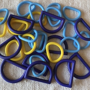 Blandade D-ringar i plast – blandade färger • 26–33 mm • Sy- och hantverksmaterial • Väsktillverkningsdetaljer • Slumpmässig blandning, plast-D-ringar, sy