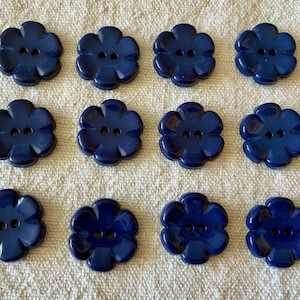 Vintage-Blumenknöpfe in Blau, 25 mm – Glänzende Acrylknöpfe mit Blumenmuster – Retro-Nähknöpfe in Marineblau – Statement-Knöpfe für Mäntel und Strickjacken – Sets mit 6 oder 12 Stück
