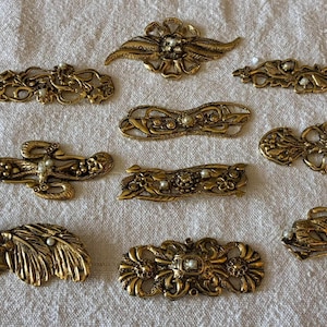 Dekorativa utsmyckningsplattor i vintage-guld, utsmyckade blommiga metallapplikationer, filigransömnad och hantverksutsmyckningar, kostymdekoration