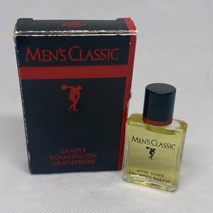 Puede incluir: Un juego de aftershave vintage con un pequeño frasco de vidrio y una caja a juego. El frasco tiene una tapa negra y contiene un líquido amarillo. La caja es negra con detalles en rojo y las palabras "Men's Classic".