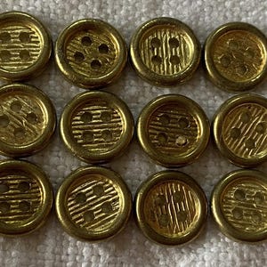 Vintage guldfärgade metallknappar 12 mm – texturerat randigt mönster – små syknappar – oanvända – set med 12 sybehör, etsy-säljare, gör-det-själv-produkter