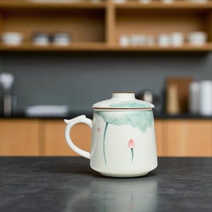 Taza de té de cerámica hecha a mano con flor de loto / Elegante taza con infusor y tapa / Taza de té de hojas sueltas / Regalo único para amantes del té