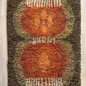 Finnish hand woven Rya Rug fr. 1960&#39;s. Design LYHDYT designed by Elsa Koivu. In very good condition. 100% Wool. Height 150cm, width 105cm.