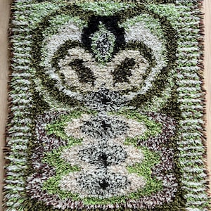 Finnish handmade Rya Rug fr. 1960&#39;s/2003. Design NIITYN NUNNU designed by Toini Joki. In very good condition. 100% Wool. Size 73cmx 57cm.