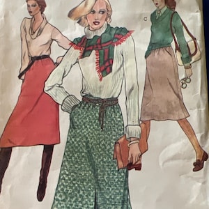 Very EASY Vogue Design Misses Pattern No. 9895 Misses size 28 waist  EASY Vogue Skirt A-Line Skirt Designer back zip pockets 3 styles skirt