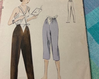 Vintage 1954 Vogue Pattern 7674 hip 33 Maternity Slacks Easy shaped openings centre-front. Gathered fullness at sides & back opt suspenders