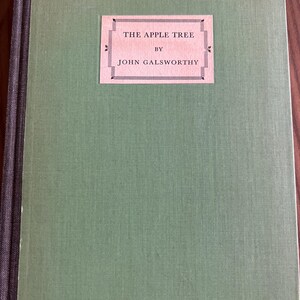 1934 książka antyk The Apple Tree autorstwa Johna Galsworthy'ego książka w twardej oprawie wydawnictwo Scribners and sons 1934 książka antyk postrzępione brzegi zielona okładka