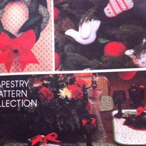 Pu&ograve; includere: Un primo piano di una collezione di motivi di arazzo a tema natalizio. L'immagine mostra una ghirlanda con un fiocco rosso, un albero di Natale con decorazioni e una tavola apparecchiata con un tovagliolo e bicchieri da vino.