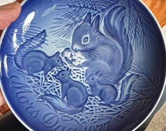 Denmark 1977 Mothers Day Squirrel  Collectible Plate great shape 6 inches with hanger plate porcelain