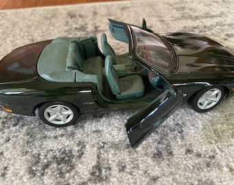 Vintage Jaquar XK8 Hunter Green   Car 1960s Diecast Car  Vintage 1/18 Diecast Collection Jaquar Maista authentic scale 1 18