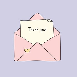 Puede incluir: Un sobre rosa claro con un peque&ntilde;o icono de coraz&oacute;n amarillo en la solapa frontal. Dentro del sobre hay una nota de color crema con el texto Thank you! escrito en letras negras, sencillas y redondeadas. Ilustraci&oacute;n con contornos negros.