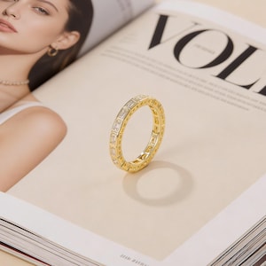 Puede incluir: Un juego de tres tazas de cerámica con un acabado mate moteado. Las tazas son de color crema, gris claro y gris oscuro. Cada taza tiene un diseño simple y minimalista y un asa redondeada.