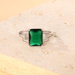 Women Emerald 925 Sterling Silver Ring, Timeless Wedding band, Exquisite May Birthstone, Vintage Luxury Gift for Women