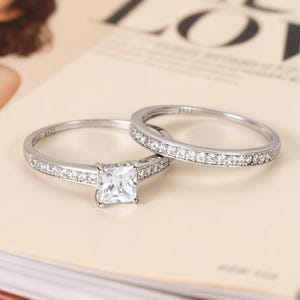 Conjunto de alianças de casamento em ouro branco para mulheres, conjunto de anéis de noivado, joias de noivado com corte princesa brilhante, empilháveis, presente de aniversário para ela.