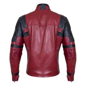 Op de afbeelding: Een rood en zwart leren jack met een hoge kraag en een klein veterdetail aan de achterkant van de nek. Het jack heeft zwarte panelen op de schouders en mouwen, met horizontale zwarte strepen op de armen en mouwboorden met ritssluitingen.