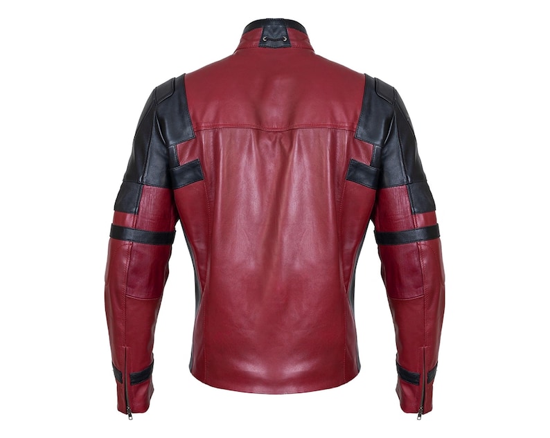 Op de afbeelding: Een rood en zwart leren jack met een hoge kraag en een klein veterdetail aan de achterkant van de nek. Het jack heeft zwarte panelen op de schouders en mouwen, met horizontale zwarte strepen op de armen en mouwboorden met ritssluitingen.