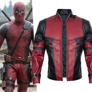 Op de afbeelding: Een rood met zwarte jas met een opstaande kraag, een ritssluiting aan de voorzijde en verstelbare gespriemen bij de taille en manchetten. De jas wordt getoond naast een personage in een bijpassend rood met zwart pak met een masker.