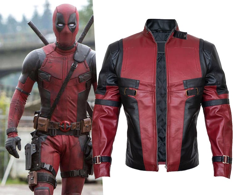 Op de afbeelding: Een rood met zwarte jas met een opstaande kraag, een ritssluiting aan de voorzijde en verstelbare gespriemen bij de taille en manchetten. De jas wordt getoond naast een personage in een bijpassend rood met zwart pak met een masker.
