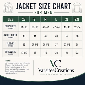 Op de afbeelding: Een maattabel voor herenjassen met de titel JACKET SIZE CHART FOR MEN. De tabel toont maten van XS tot 2XL met afmetingen in inches voor borstomvang, jasborst, mouwen en schouders. Het logo van VarsiteeCreations staat onderaan de afbeelding.