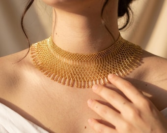 Collana girocollo con perline dorate, elegante gioiello fatto a mano, collana vistosa con perline, regalo per lei
