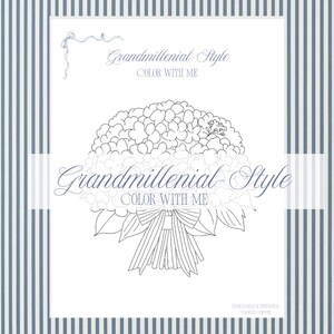 Op de afbeelding: Een kleurboekcover met de tekst "Grandmillennial Style COLOR WITH ME" boven en onder een bloemenillustratie. De achtergrond heeft een blauw-wit streepjespatroon.
