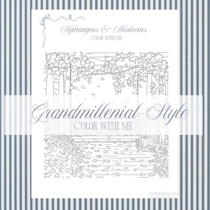 Op de afbeelding: Een witte kleurplaat met een tuinscène, met een hek, bladeren en de tekst "Hydrangeas & Heirlooms COLOR WITH ME" en "Grandmillennial-Style COLOR WITH ME". De achtergrond heeft een blauw-wit gestreept patroon.