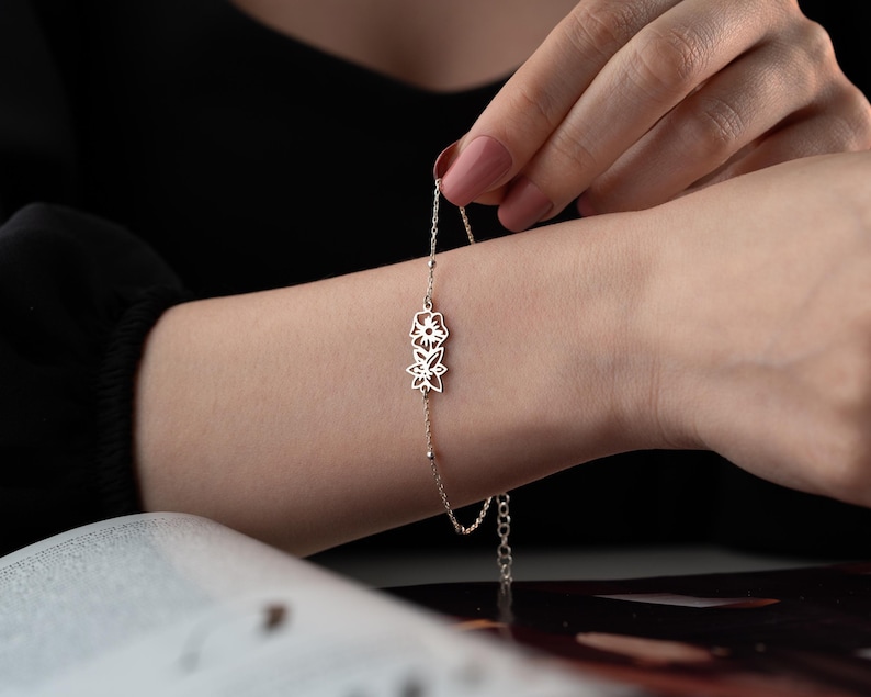 Personalized Family Bracelet with Multiple Birth Month Flowers Custom Kids Birth Flower Bracelet Dainty Floral Bracelet with Multiple Charms