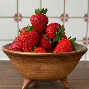 French Vintage Ceramic Berry Bowl – Rustic Stoneware Colander with Feet – Farmhouse Fruit Strainer – Handmade Pottery Kitchen Decor
