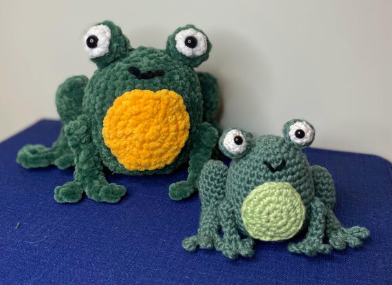 Gehäkelter Plüsch Frosch, zwei Größen, Baumwolle und Chenillegarn (Plüsch)