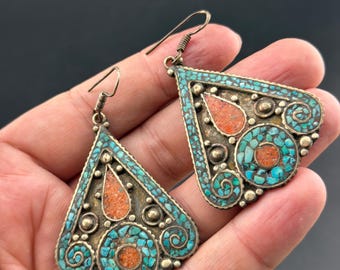 Pendientes colgantes tibetanos de coral turquesa, hechos a mano en latón y con piedras multicolores.