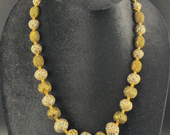 Handgjort pärlhalsband i mässing: Smycken i vintage-stil i Thailand