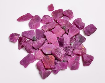 Rubin roh, natürlicher Rubinstein, roher Rubinkristall, rosafarbener Rubin, heilender Rubin, Korund rau, Schmuckherstellung