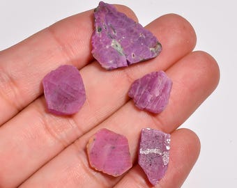 Rubin rau, natürlicher Rubinstein, roher Rubinkristall, rosafarbener Rubin, heilender Rubin, Korund rau, Schmuckstein 33.50 Karat