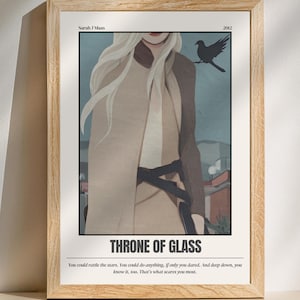 Peut inclure: Impression d'art encadrée représentant une illustration stylisée de "Throne of Glass" de Sarah J Maas. L'œuvre présente une figure aux tons neutres avec un corbeau. Le titre et une citation sont affichés en dessous.