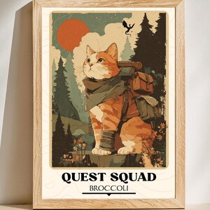 Könnte beinhalten: Gerahmter Kunstdruck mit einem rot-weißen Katzenabenteurer mit Rucksack, Schal und Armschützern. Das Kunstwerk hat einen Vintage-Stil mit einem Wald- und Sonnenuntergangshintergrund. Der Text lautet "QUEST SQUAD BROCCOLI."