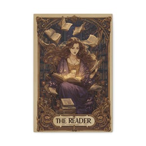 Op de afbeelding: Een artistieke illustratie van een lezende vrouw, omringd door zwevende boeken. Ze zit in een bibliotheek, draagt een paarse jurk en houdt een gloeiend boek vast. De afbeelding is omlijst met sierlijke gouden details, met de tekst "THE READER" onderaan.
