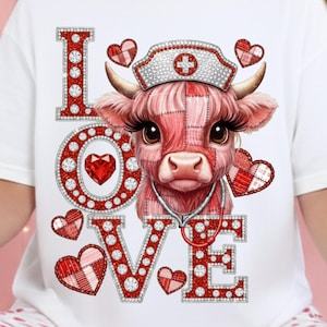 Kärlekskviga Alla hjärtans dag PNG – Röd glitter Highland Cow Nurse Clipart – Patchwork LOVE Design – Söt tjejig alla hjärtans dag PNG