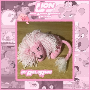 Könnte beinhalten: Ein handgefertigtes, rosa gehäkeltes Löwenspielzeug mit weißer Mähne und Schwanz. Der Löwe hat ein lächelndes Gesicht mit schwarzen Stickdetails. Der Text "LION FROM STEVEN UNIVERSE PATTERN" steht oben und "BY RELURUMI" unten.